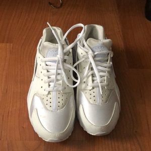 White, women’s 7 Nike Huarache shoes